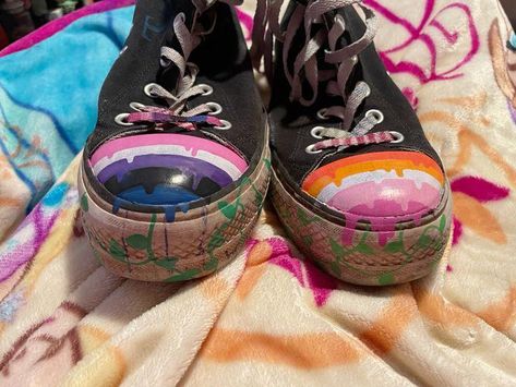 Shoes With Drawings On Them, Converse Painted Shoes Ideas, Converse With Drawings On Them, Things To Draw On Your Shoes, Therian Converse, Converse Ideas Diy, Converse Designs Ideas, Draw On Converse, Scene Converse