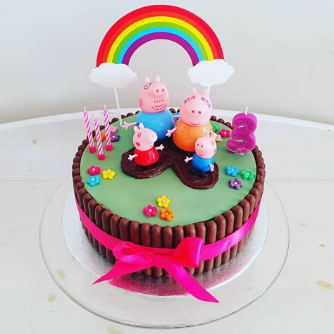 Got a little one who loves Peppa Pig? If you want to know how to make them a Peppa Pig cake in 10 easy peasy steps then read on! Peppy Pig Cake, Homemade Peppa Pig Cake, Birthday Cake Peppa Pig Girl, Diy Peppa Pig Cake, Peppa Pig Birthday Cake Ideas, Peppa Pig Muddy Puddle Cake, Easy Peppa Pig Cake, Peppa Pig Cake Ideas 3rd Birthday, Peppa Pig Chocolate Cake