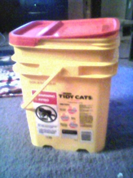 After a thorough cleaning with vinegar, Dawn, and baking soda, I had a perfectly good, stay-fresh container for my dogs' and cat's food and treats! Dog Food Containers Storage Ideas, Cat Litter Bucket Repurpose, Cat Food Cans Repurpose, Tidy Cat Bucket Ideas, Cat Litter Containers Repurpose, Repurposed Cat Litter Bucket, Cleaning With Vinegar, Fancy Feast Cat Food, Cat Liter