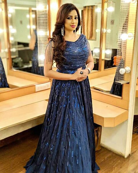 Shreya ghoshal HD pic Blue Lehenga Makeup Looks, Shreya Ghoshal, Reception Lehanga, Gown Party Wear, Plus Size Ball Dresses, Long Gown Design, Organza Gown Designs, Bollywood Singers, Bossy Quotes