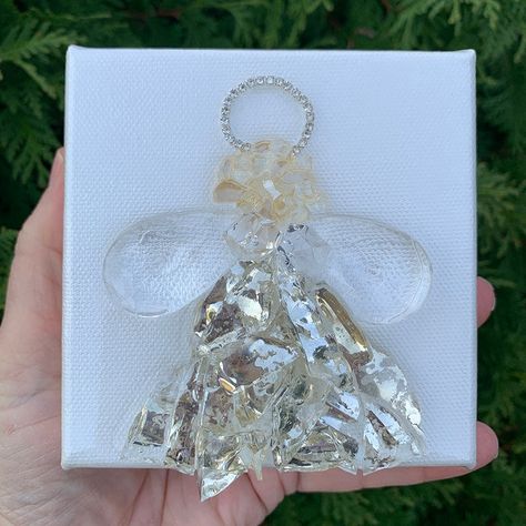 Glass And Resin Art, Resin Pictures, Broken Glass Crafts, Diy Uv Resin, Glass Shards, April Crafts, Resin Angels, Glass Art Pictures, Painting Glass