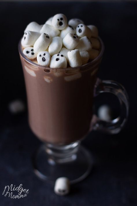 Halloween Hot Chocolate, Fun Halloween Drinks, Halloween Sleepover, Dessert Halloween, Postres Halloween, Recetas Halloween, Spooky Food, Halloween Fest, Fun Halloween Food