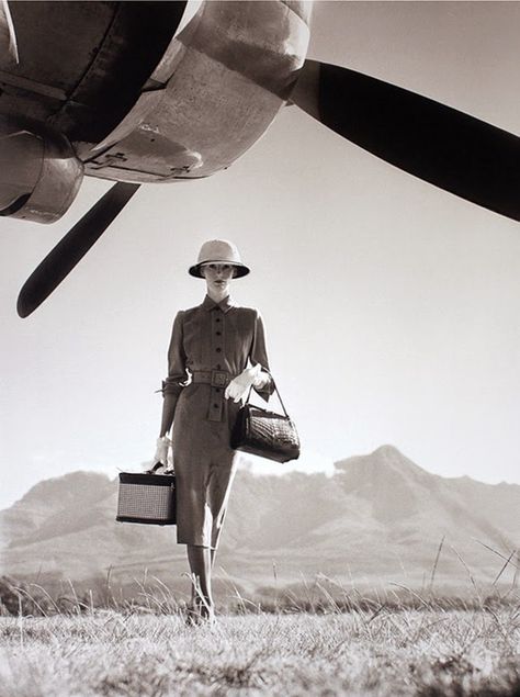 The Art of Travel, British Vogue, May 1951. Photo by Norman Parkinson. #vintage #1950s #lady_explorer Norman Parkinson, Idda Van Munster, Look Retro, Vintage Fashion Photography, Vintage Vogue, Moda Vintage, White Photo, Vintage Glamour, Mode Vintage