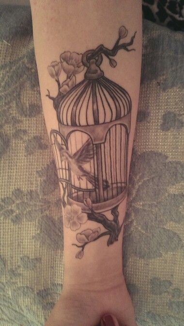 Flying Bird Tattoo Men, Divorce Tattoo, Tattoos On Arm, Birdcage Tattoo, Bird Tattoo Sleeves, Tattoos Leg, Tattoos Tiny, Bird Tattoo Men, Red Bird Tattoos