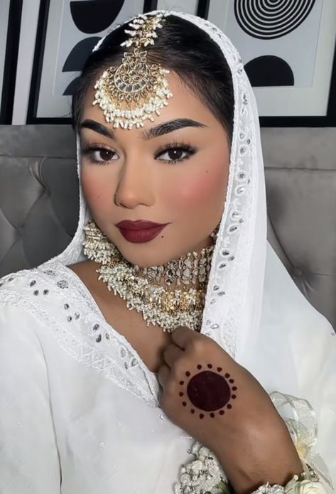 Hijab With Tikka, Desi Makeup, Pakistani Makeup Looks, Pakistani Makeup, Desi Fits, Bengali Bride, South Asian, Asian Style, Aesthetic Hair