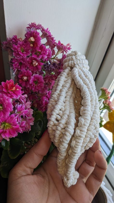 Step by Step Instructions are provided in the Tutorial!! Macrame Conch Shell, Macrame Keyrings, Macro Macrame, Macrame Shell, Macrame Flowers, Hanging Diy, Macrame Wall Hanging Diy, Wall Hanging Diy, Diy Macrame