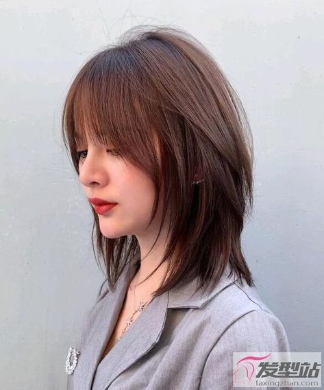 Medium Layers With Side Bangs, 90s Hairstyles Short Layers, Middle Length Haircut With Bangs, Soft Wolfcut Hair Medium, Iu Haircut, Wolf Cut Short Hair With Bangs, Wolfcut With Bangs, Korean Short Hair, Asian Short Hair