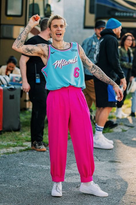 Justin on the set of the 'La Bomba' music video in Miami, Florida today. Short Haircut 2022, Justin Bieber Outfits, Haircut 2022, Fall Blonde Hair, Justin Bieber Style, Justin Bieber Images, Justin Hailey, Mens Hair Colour, Boys Uniforms