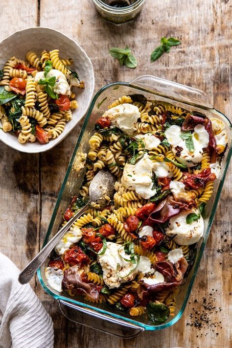 Caprese Pesto Pasta Bake | halfbakedharvest.com #caprese #pesto #pasta #easyrecipes Sweet Pasta, Pasta Bake Recipes, Bake Pasta, Pesto Pasta Bake, Meat And Veggies, Pan Pasta, Resep Pasta, Pasta Pesto, Caprese Pasta