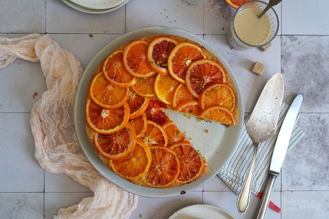 Polenta Blood Orange Upside-Down Cake Orange Cardamom Cake, Burrito Vegan, French Yogurt Cake, High Tea Food, Orange Cardamom, Cardamom Cake, French Baking, Olive Oil Recipes, Oil Cake