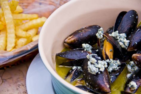 Mussels with blue cheese High End Restaurant, Blue Cheese Recipes, Mussels Recipe, Vacation Meals, Cinnamon Buns, White Rice, Blue Cheese, Brown Rice, French Fries