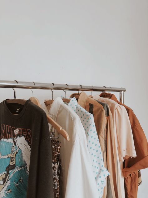 Thrifting Background, Thrift Picture Ideas, Thrifted Clothes Photography, Clothing Store Ig Feed Ideas, Reselling Clothes Photos, Thrift Clothes Photography, Bazar Aesthetic, Boutique Content, Thrift Shop Outfit