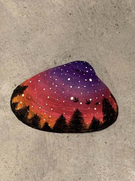 acrylic paints onto a seashell Drawing On Seashells, She’ll Painting Ideas, Shell Painting Easy, Shell Painting Ideas Seashells, Seashell Painting Acrylic, Shell Painting Ideas, Galaxy Sunset, Sea Shell Painting, Sunset With Trees