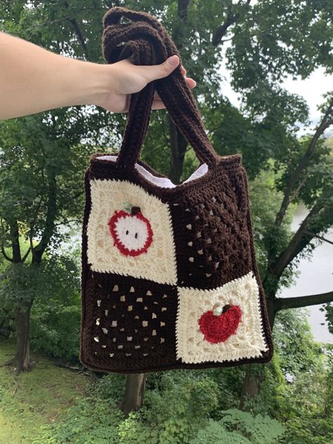 Apple granny square crochet tote bag for Fall Giant Granny Square Bag, Crochet Waffle Stitch Bag, Lined Crochet Bag, Fall Crochet Outfits, Crochet Apple Bag, Fall Crochet Bag, Apple Granny Square, Apple Crochet, Granny Square Tote Bag