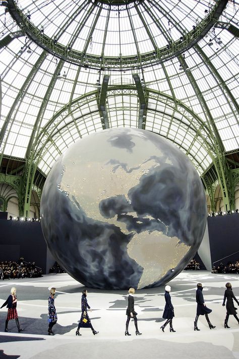 Pin for Later: 26 Things You Probably Never Knew About Chanel Models walked around a giant globe for Fall 2013. Fashion Runway Stage, Runway Stage, Fashion Show Stage, Moda Chanel, Interactive Exhibition, Chanel Fashion Show, Diary Of A Model, Chanel Runway, Mode Chanel