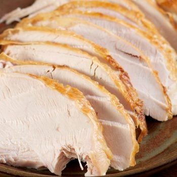 How to Cook a Turkey in an Oven Bag Precooked Turkey, Turkey In Oven, Reheat Turkey, Turkey Breast Crockpot, Cooking Turkey Breast, Turkey Leftovers, Turkey Tenderloin, Smoked Turkey Breast, Frozen Turkey