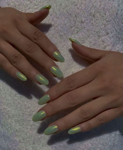 🥀ᴘɪɴᴛᴇʀᴇꜱᴛ:  @ᴀɴɢᴇʟᴏꜰᴅᴇᴡ ♡ Green Glazed Donut Nails, Light Green And Gold Nails, Light Green Chrome Nails, Nail Metallic, Matte Green Nails, Kristina Krayt, Chrome Nail Polish, Green Acrylic Nails, Glitter Accent Nails