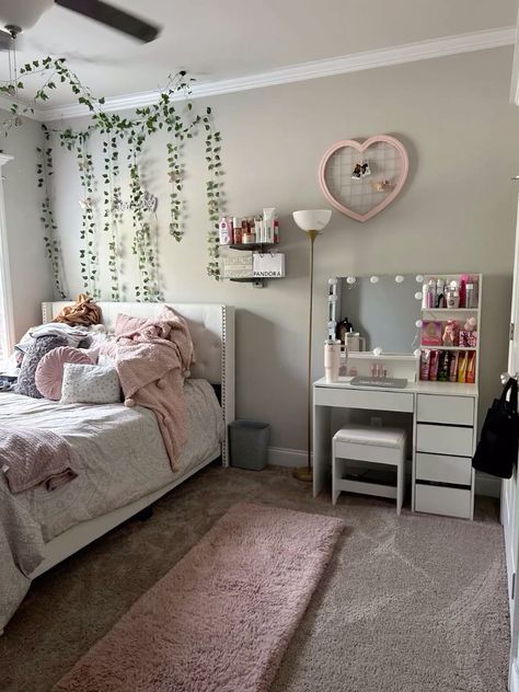 Room Inspo Pink And Grey, Twin Bedroom Aesthetic, Baby Pink Room Ideas, Aesthetic Room With Vines, Room Inspiration Bedroom Pink, Small Bedroom Decoration Ideas, Art Deco Bedrooms, Bedroom Decoration Ideas, Bedroom Ideas For Small Rooms Cozy