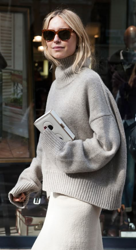 All the best street style from Paris Fashion Week so far Moda Paris, Turtle Neck Sweater, Looks Street Style, Chic Sweaters, Mode Inspo, Cool Street Fashion, Fashion Week Street Style, 가을 패션, Look Casual