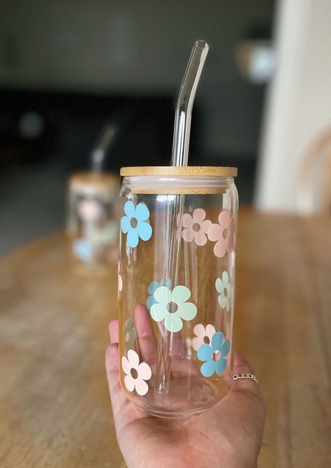 Glass Coffee Cup | Daisy & Flower Cup | Iced Coffee Beer Cup #sublimationdesigns #tumblerdesigns #vinyldesigns #sublimationideas #tumblerwraps #svg Bamboo Cups Diy, Glass Cup Bamboo Lid Designs, Glass Cups With Bamboo Lids Designs, Glass Bamboo Cup Design, Glass Cup With Bamboo Lid Designs, Cute Cup Ideas, Vasos Aesthetic, Water Bottels, Cups With Bamboo Lids