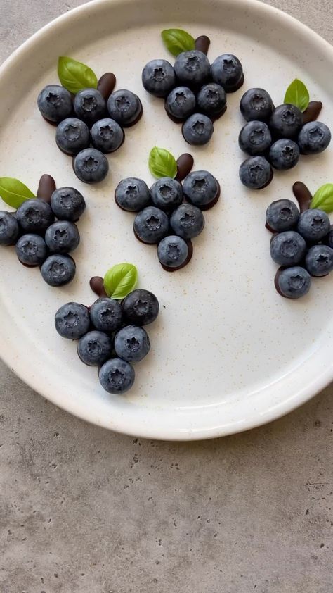 Chef AL keif | follow @chef_al_keif شيف عالكيف ❤️BLUEBERRY & CHOCOLATE ‘GRAPES’ These are so much fun to eat as they are or top onto desserts. Do make… | Instagram Healthy Snacks Kids, Food Bites, Kid Lunches, Food Plating Techniques, Healthy School Snacks, Fruit Platter Designs, Bite Size Cookies, Blueberry Chocolate, Decorações Com Comidas