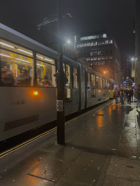 Uk Night Aesthetic, Manchester Uk Aesthetic, Manchester Aesthetic, Manchester Nightlife, Uk Vibes, Night Cities, Uk Aesthetic, Uk Night, Uk Life