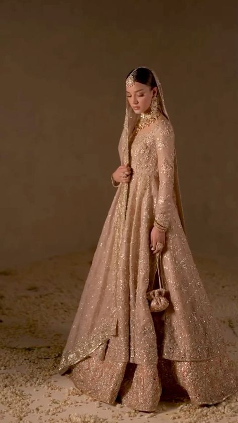 Desi Bridal Outfits, Pakistani Walima Dress Brides, Pakistani Bridal Wear Nikah, Pakistani Reception Bride, Indian Wedding Vibes, Walima Bridal Dress, Nikkah Dress Pakistani, Gold Pakistani Bridal Dress, Muslim Bridal Look