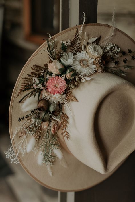 Felts Hats, Wedding Hats For Bride, Cowboy Hat With Flowers, Cowboy Hat Design, Custom Cowboy Hats, Mountains Wedding, Hat Wedding, Bride Hat, Bridal Hat