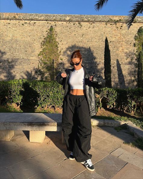 Ellie Beatrice Joslin no Instagram: “Day to night in my parachute pants. 🧡” Parachute Trousers Outfit, Outfit Ideas Parachute Pants, Trousers Outfit Ideas, Black Parachute Pants, Ellie Beatrice Joslin, Parachute Pants Outfit, Outfit Ideas Baggy, Parachute Trousers, Trousers Outfit