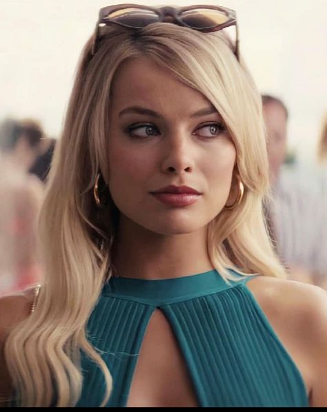 Young Margot Robbie, Wall Street Movie, Margot Robbie Wolf, The Wolf Of Wall Street, Wolf Of Wall Street, Blonde Hair Looks, Gisele Bundchen, Elegant Nails, Anne Hathaway