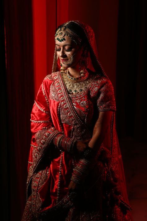 Wedding Single Poses Bride, Bride Shoot Photography, Bridal Wedding Poses, Indian Bride Poses Portraits, Bridal Single Poses, Royal Indian Bride Outfit, Bridal Photo Shoot Poses, Bride Solo Poses Indian Wedding, Singal Dulhan Pose