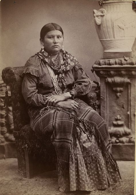 Ernest L. Hoppe - Kansas Kickapoo Indian Woman. 1880 Photo Exhibit, Native American Images, Native American Clothing, Native American Symbols, Wilde Westen, Native American Pictures, Native American Photos, Indigenous Americans, Indian Tribes