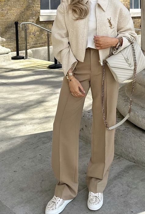 Casual Chic Outfits, Beige Pants, Business Casual Outfits For Work, Elegante Casual, Classy Work Outfits, Stylish Work Outfits, Outfit Trends, Casual Chic Outfit, Casual Work Outfits