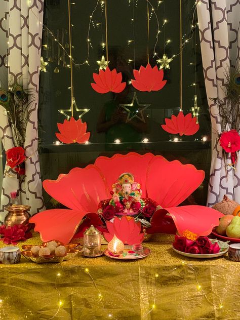 Ganesh Chaturthi decoration hibiscus flower backdrop DIY Diy Ganapati Decoration, Low Budget Ganpati Decoration, Ganpati Decoration Lotus Theme, Paper Flowers Decoration For Ganpati, Hibiscus Flower Ganpati Decoration, Morpankh Decoration For Ganpati, Hibiscus Flower Decorations, Diy Ganpati Decoration Theme Ideas, Diy Ganesh Chaturthi Decoration