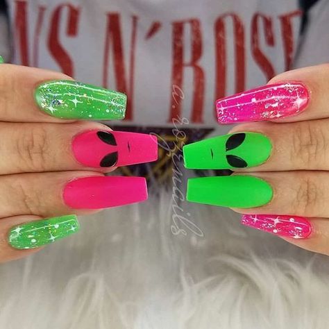 Nail Designs Alien, Neon Alien Nails, Pink Alien Nails, Simple Pride Nail Ideas, Neon Goth Nails, Alien Nails Acrylic, Alien Acrylic Nails, Blacklight Nails, Neon Acrylic Nails Designs