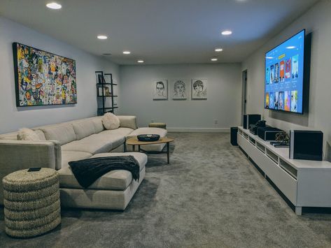 Small Home Entertainment Room, Small Space Theater Room, Media Bedroom Ideas, Upstairs Tv Room Ideas, Tv Cinema Room, Living Gaming Room, Media Room Sofa Ideas, Large Media Room Ideas, Home Theatre Guest Room