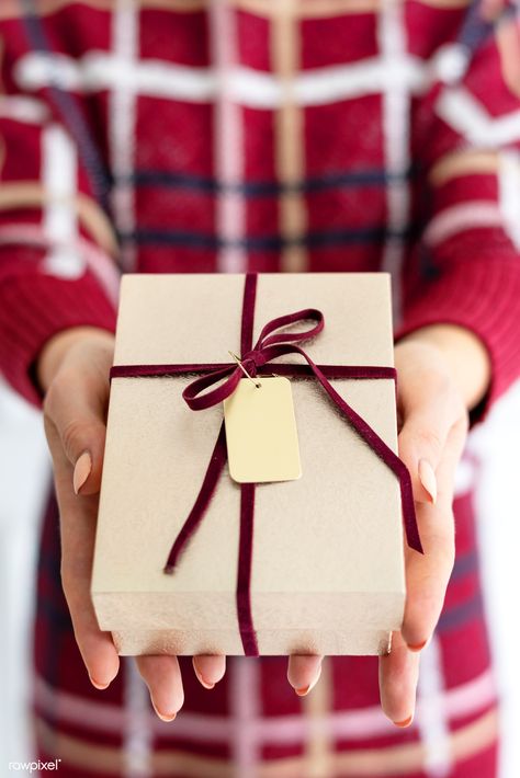 Woman holding a gold present with a card | premium image by rawpixel.com / Teddy Rawpixel Gift Card Photography Ideas, Hampers Photography, Gift Card Photography, Xmas Hampers, Gift Tag Christmas, Christmas Poses, Christmas Flatlay, Gift Card Boxes, Card Photography