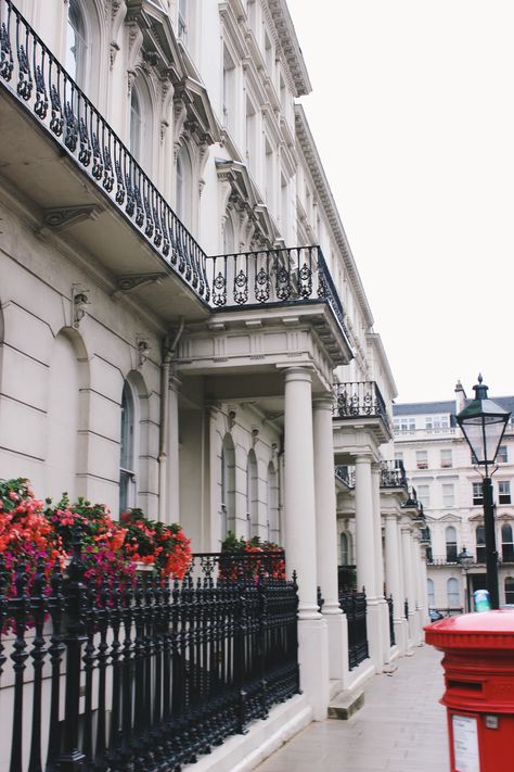 Kensington townhouses are so beautiful @mbktravels #kensington #london #townhome #architecture #archilovers #flowers Townhome Architecture, Georgian Houses, Kensington Apartment, London Townhouse, Neoclassical Architecture, London Architecture, Baroque Design, Kensington London, London House