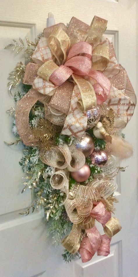 Gold Wreath Christmas, Shabby Chic Christmas Decorations, Shabby Chic Christmas Ornaments, Rose Gold Christmas Decorations, Chic Christmas Decor, Rose Gold Christmas, Gold Christmas Decorations, Pink Christmas Decorations, Shabby Chic Christmas