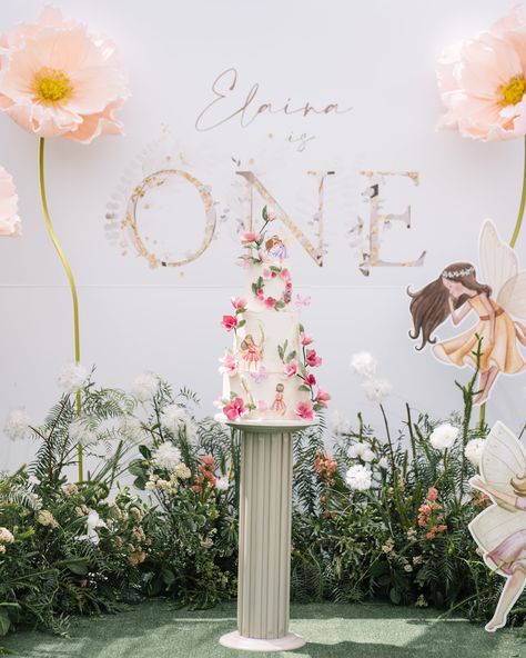 Diy Fairy Backdrop, Fairy 1st Birthday Backdrop, Thumbelina Birthday Party, Fairy Photo Backdrop, Fairy Birthday Backdrop Ideas, Birthday Flowers Decorations, Fairy First Birthday Party Backdrop, Fairy Backdrop Birthday, Fairytale First Birthday Party