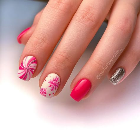 Pink Xmas Nails Short, Festive Christmas Nail Designs, Nutcracker Nails Designs, Pink And Green Christmas Nails, Xmas Nails Pink, Hot Pink Christmas Nails, Girly Christmas Nails, Cute December Nails, Pink Holiday Nails