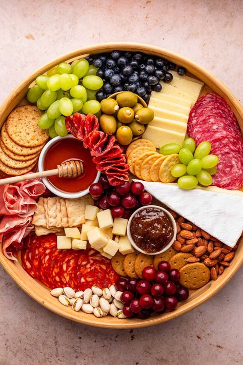 Charcuterie Board Ideas Circle, Fruit And Cheese Charcuterie Board, Meat And Cheese Charcuterie Board, Party Trays Ideas Food Platters, Chili Charcuterie, Charcuterie Board Simple, Simple Charcuterie Board, Christmas Charcuterie Board Ideas, Simple Charcuterie