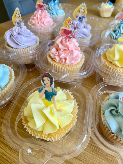 Princess Birthday Party Desserts, Princess Party Treat Table, Disney Princess Cupcakes Ideas, Princess Theme Treats, Disney Princess Desserts, Cincoañera Party Ideas, Sleeping Beauty Cupcakes, Princess Cupcakes Ideas, Disney Princess Dessert Table