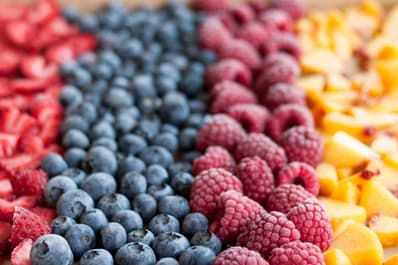 How To Freeze Fresh Summer Fruit Freezing Fruit, Fresh Fruit Smoothies, Frozen Summer, Fresh Fruit Recipes, Summer Produce, Cooking Lessons, Frozen Fruit, Canning Recipes, Fruit Smoothies