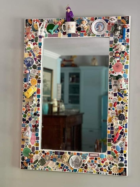 Mosaic Gift Ideas, Mirror Mosaic Art Ideas, Diy Tile Mirror, Mosaic Mirror Frame, Mosaic Furniture, Mosaic Mirrors, Artisan Decor, Plates Diy, Desk Mirror