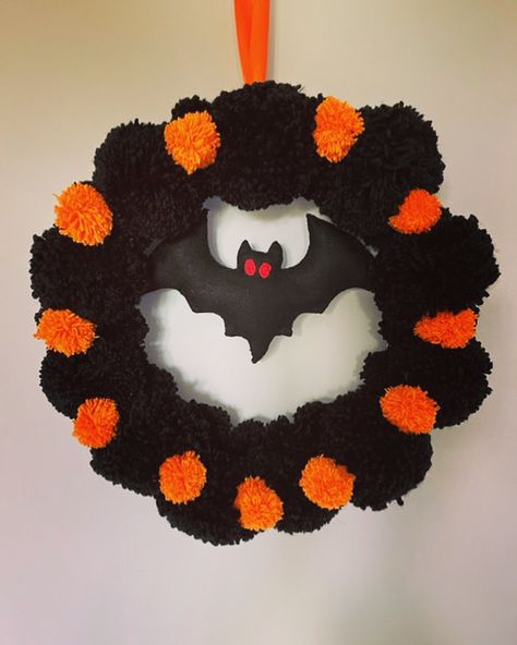 Halloween pom pom wreath in black and orange with a felt bat Diy Pom Poms, Pom Pom Wreath, Halloween Paper Crafts, Halloween Paper, Halloween Wreath, Pom Pom, Felt, Paper Crafts, Halloween