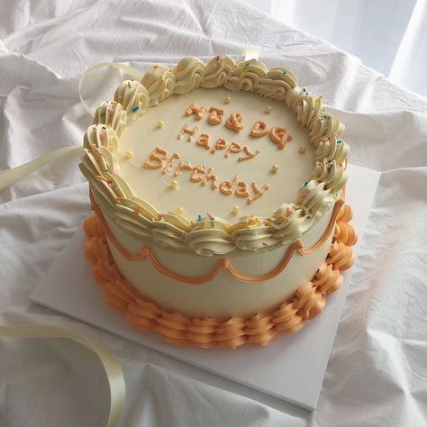 Orange Color Cake, Scent Aesthetic, Pinterest Cakes, Orange Birthday Cake, Drake Cake, Minimalist Cakes, Tiny Restaurant, Baking Aesthetic, Themes Aesthetic