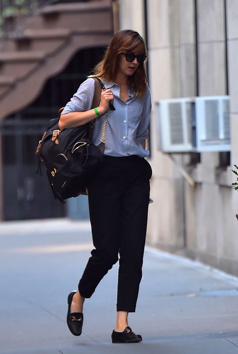 Dakota Johnson’s Street Style: Best Shoes Dakota Johnson Street Style, Dakota Style, Dakota Johnson Style, Baddie Outfit, Summer Work Outfits, Elegante Casual, Celebrity Street Style, Casual Work Outfits, Tomboy Fashion