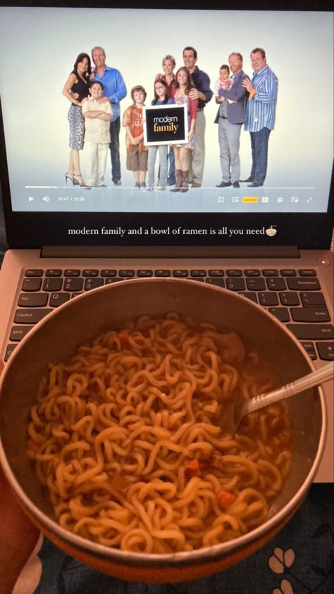 modern family and ramen>> Watching Modern Family Aesthetic, Ramen Captions Instagram, Family Instagram Story, Modern Family Aesthetic, Ramen Aesthetics, Food Instagram Story, Geisha Anime, Family Aesthetic, Bowl Of Ramen