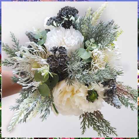 Looking for the perfect winter wedding bouquet? Look no further! These 7 stunning winter wedding bouquet ideas will add a touch of magic to your special day. From elegant white roses to vibrant red berries, we've got you covered. Get inspired and create a winter wonderland with these breathtaking floral arrangements. Winter Wedding Bouquet Evergreen, Winter Bridesmaid Bouquet, December Wedding Flowers, Winter Wedding Greenery, Winter Wedding Flowers Bouquets, Grey Bouquet, Green Winter Wedding, Winter Wedding Gowns, Wedding Bouquet Ideas